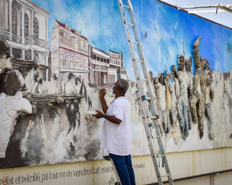 L'artiste Philippe Laurent peint la fresque que commemore le massacre du 26 mai Mai 1967, au niveau du quai de la Darse de Pointe à Pitre.