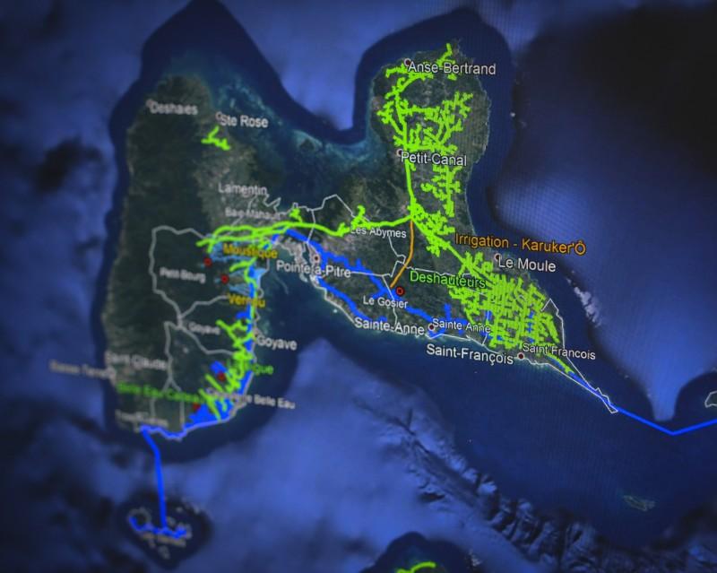 Cartographie numérique du réseau d'eau de la Guadeloupe dans les locaux de l'enterprise Karuker'o, filiale de SUEZ sur l'ile.